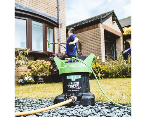 Unger Hydro Power Ultra Fensterreinigungssystem mit Person bei der Fensterreinigung eines Hauses