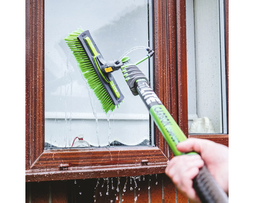 Fensterreinigung mit Teleskopstiel und Bürste im Einsatz