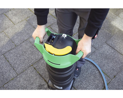 Bediener trägt einen Industriesauger mit Tragegriff