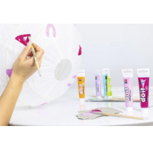 Peinture d''une lanterne en papier avec des peintures et un pinceau