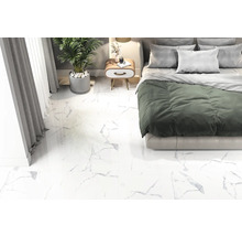 Chambre avec sol en marbre blanc, lit et table de chevet