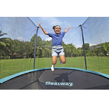 Un enfant saute sur un trampoline de jardin avec filet de sécurité. Logo Bestway.