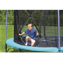 Enfant entrant dans un trampoline avec filet de sécurité