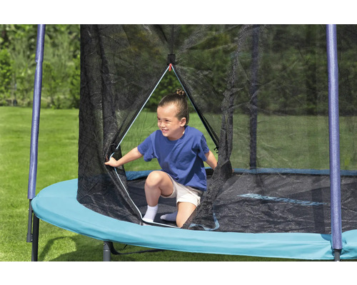 Enfant entrant dans un trampoline avec filet de sécurité