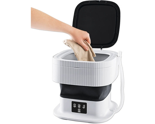 Person legt Wäsche in eine tragbare Waschmaschine