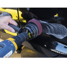 Autopolitur mit Poliermaschine aufgetragen