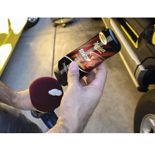 Meguiars Scratch X Kratzerentferner wird auf ein Polierpad aufgetragen