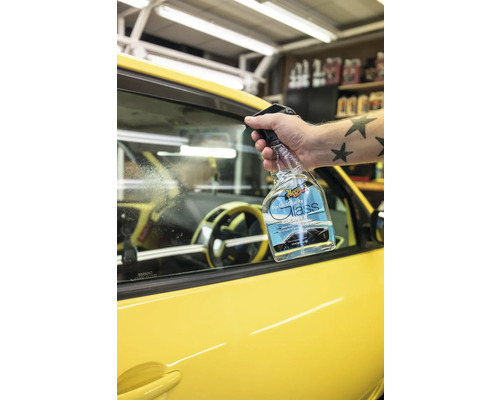 Meguiars Perfect Clarity Glasreiniger beim Reinigen einer Autoscheibe.