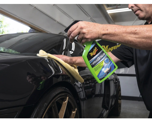 Anwendung von Meguiars Ceramic Detailer auf einem Fahrzeug mit einem Tuch