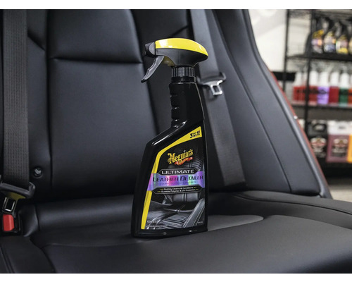 Meguiars Ultimate Lederpflege Reiniger auf einem Autositz