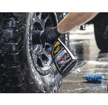 Meguiar''s Ultimate Allradreiniger bei der Reinigung eines Reifens