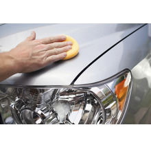 Hand poliert Autolack mit Polierschwamm