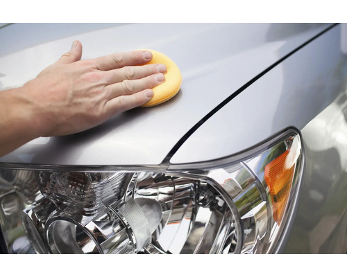 Hand poliert Autolack mit Polierschwamm