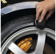 Reifenreinigung mit Bürste an einem Auto