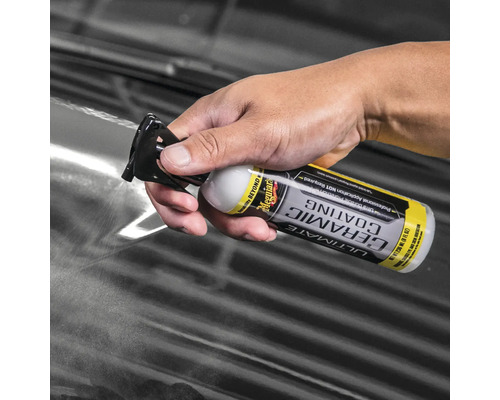 Meguiars Ultimate Ceramic Coating wird auf ein Fahrzeug aufgetragen