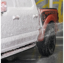 Ein Fahrzeug wird mit Schaum gewaschen.