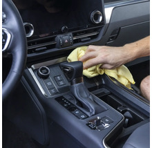 Reinigung des Innenraums eines Autos mit einem Tuch