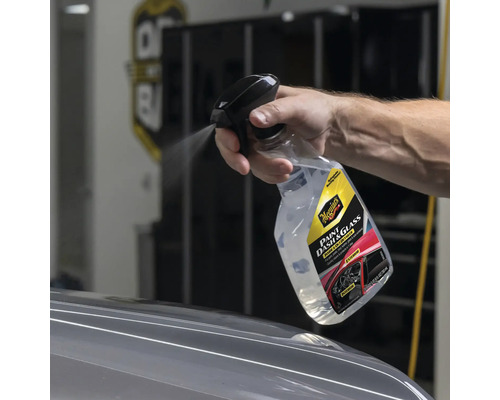 Meguiars Paint Dash & Glass Innen- und Aussenreiniger wird aufgesprüht