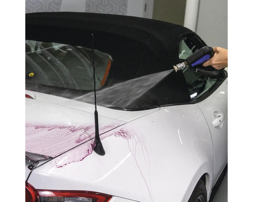 Autowäsche mit Hochdruckreiniger an einem Cabriolet