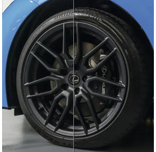 Schwarze Felge mit Reifen an einem Auto