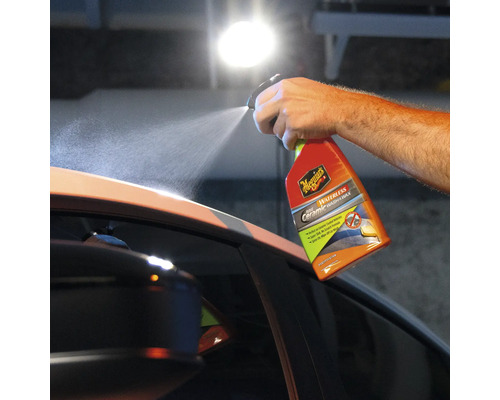 Meguiar''s Wasserlose Keramik Autowäsche und Wachs wird auf ein Auto gesprüht.