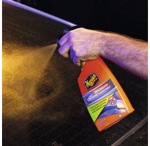 Mann sprüht Meguiars Waterless Wash and Wax auf Oberflächen