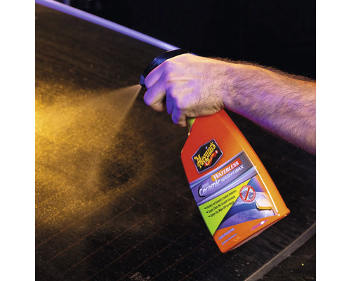 Mann sprüht Meguiars Waterless Wash and Wax auf Oberflächen