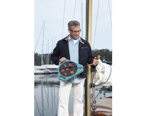 Mann mit Gurtbandkassette an einem Segelboot