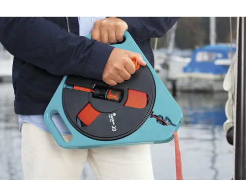 Person hält eine Gardena Roll-Fix Gartenschlauchbox mit 20 Meter Schlauch