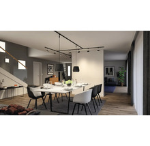 Salle à manger avec table à manger, chaises et rail d''éclairage