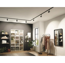 Dressing moderne avec système de rails, étagères, portant à vêtements et miroir pour un rangement organisé.