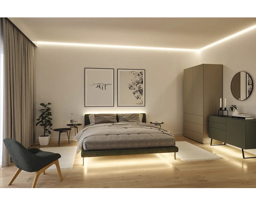 Helles Schlafzimmer mit Bett, Nachttischen, Kommode, Spiegel und minimalistischer Dekoration