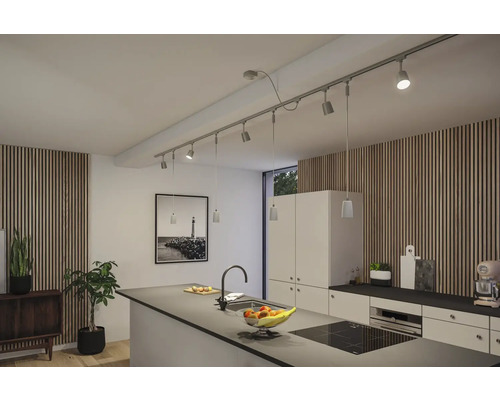 Helle Küche mit Kücheninsel und Schienensystem mit Strahlern und Hängeleuchten