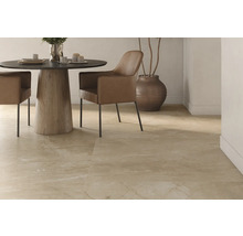 Intérieur avec carrelage de sol posé, table à manger et chaises