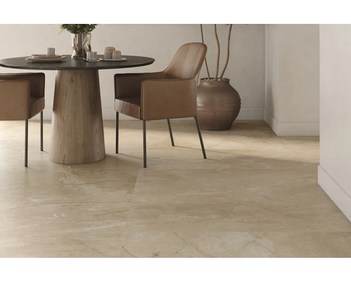 Intérieur avec carrelage de sol posé, table à manger et chaises