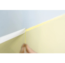 Abgeklebte Wand mit Malerkrepp für Farbanstrich