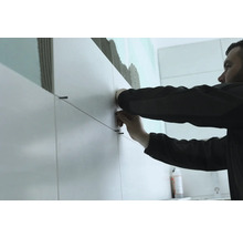 Carreleur au travail avec des carreaux et des cordons de carreaux