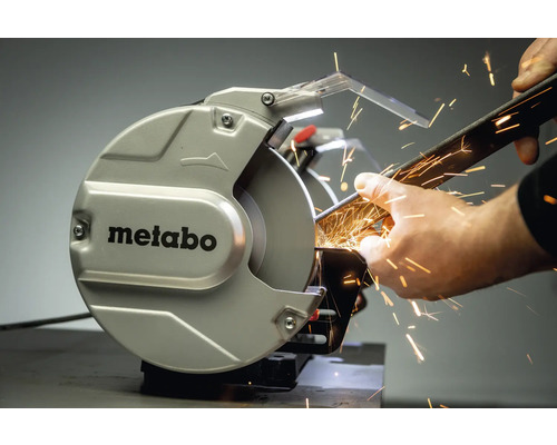 Metabo Doppelschleifer beim Schleifen von Metall mit Funkenflug