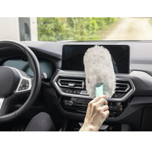 Intérieur d''une voiture avec un plumeau à main