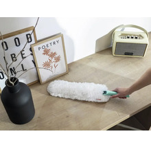 Plumeau à poussière sur une table avec décoration