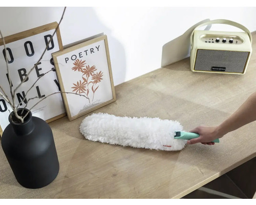 Staubwedel auf einem Tisch mit Dekoration