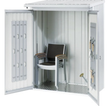 Armoire à outils ouverte avec chaises de jardin et outils de jardinage