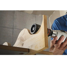 Rotationsraspel im Einsatz an einem Holzstück mit einer Bohrmaschine.