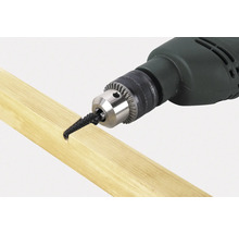 Elektrobohrer mit montierter Bürste an einem Holzstück