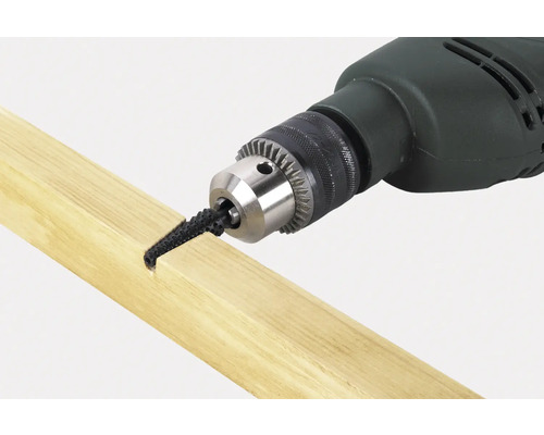 Perceuse électrique avec brosse montée sur une pièce de bois