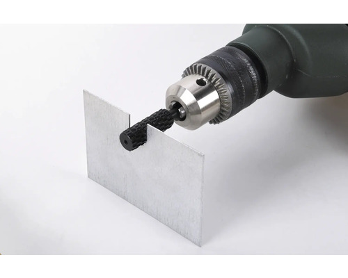 Bohrmaschine mit Anreibscheibe zum Entgraten von Metall