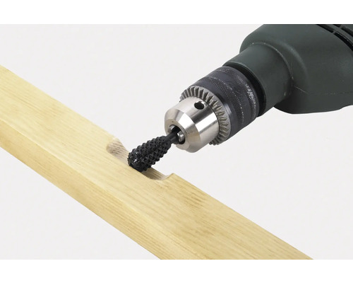 Eine Bohrmaschine mit einem Raspelaufsatz bearbeitet ein Holzstück.