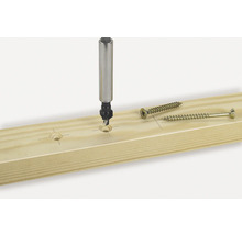 Planche en bois avec foret à chanfreiner et vis pour constructions en bois