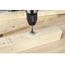 Perceuse perçant un trou dans une planche de bois