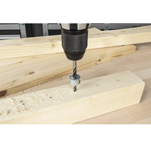 Perceuse sans fil perçant un trou dans une planche de bois avec butée de profondeur